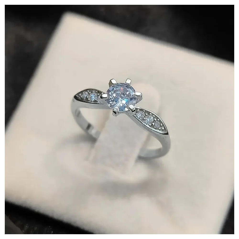 Anel de prata modelo Rainha com Zircônia