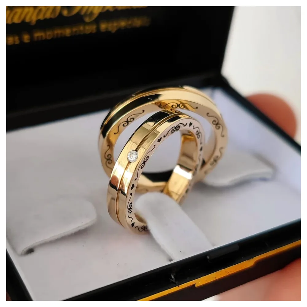 Par de alianças 4mm com zircônia e gravação lateral modelo Majestic