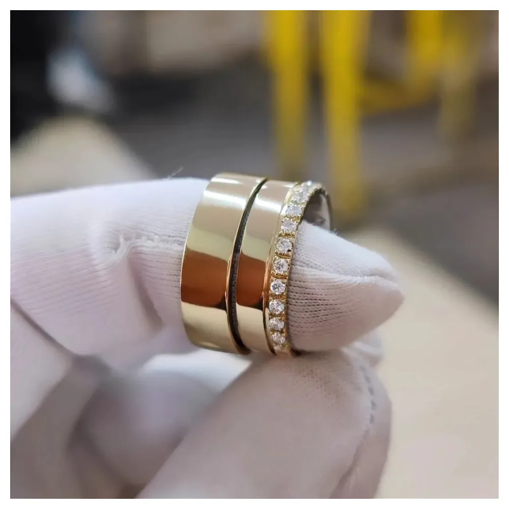 Par de alianças a feminina de 6mm e a masculina de 4mm com zircônias (Mod. PD10)