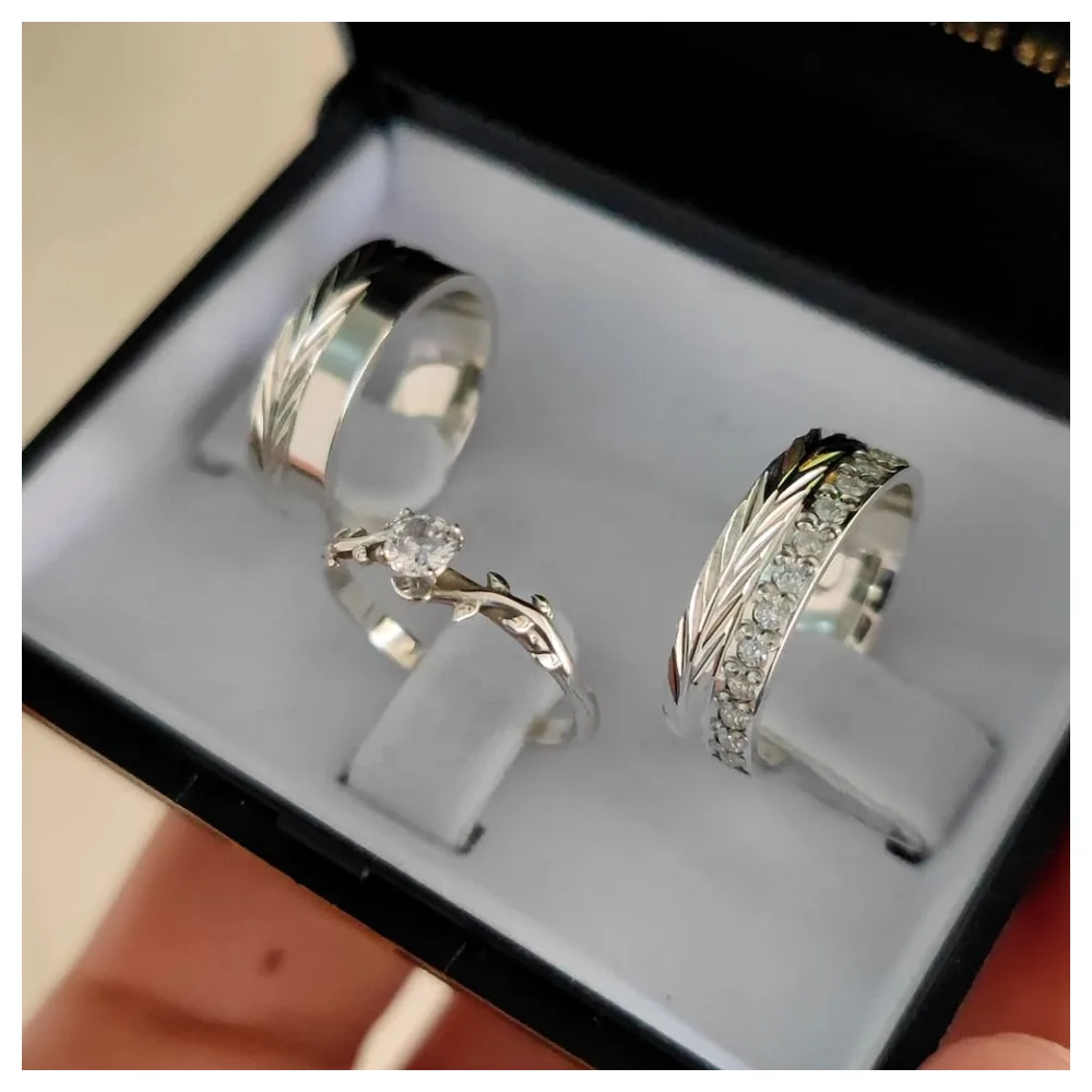 Par de alianças em Prata 6mm mod. Mimo + Anel Poesia