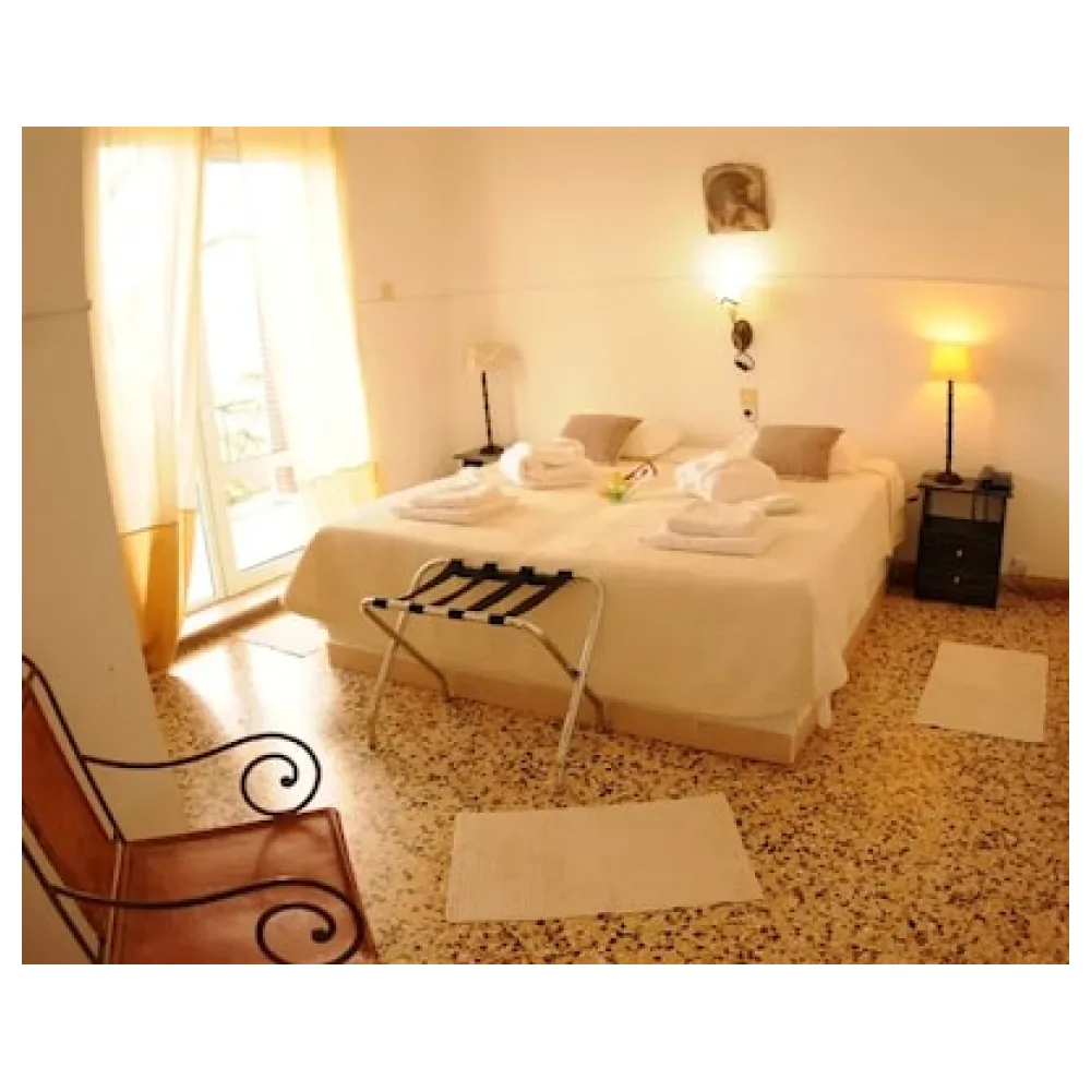 Akrotiri Hotel