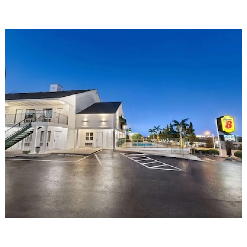 Super 8 by Wyndham Branson / Shepherd of the Hills Exwy