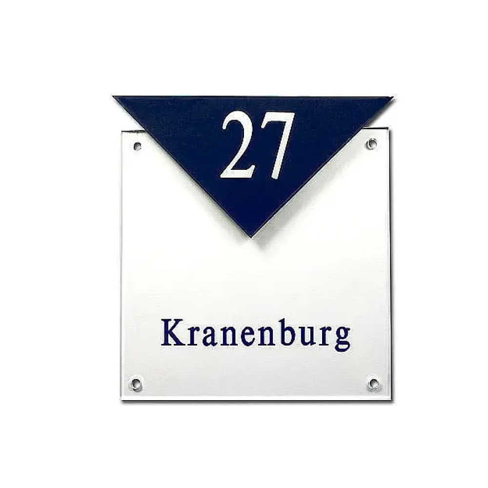 Moderne Hausnummer aus Gravurglas mit Familiennamen oder Straßennamen