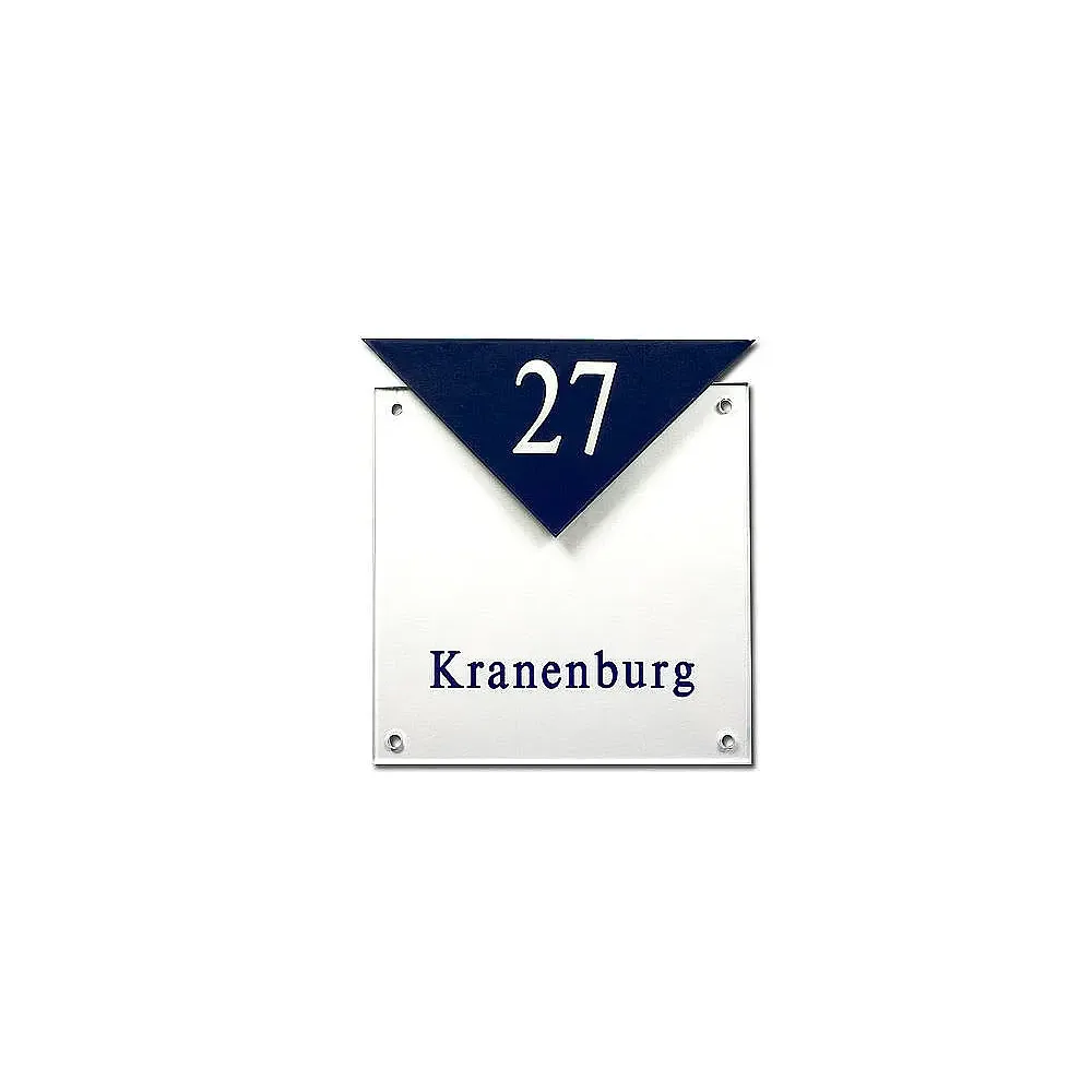Moderne Hausnummer aus Gravurglas mit Familiennamen oder Straßennamen