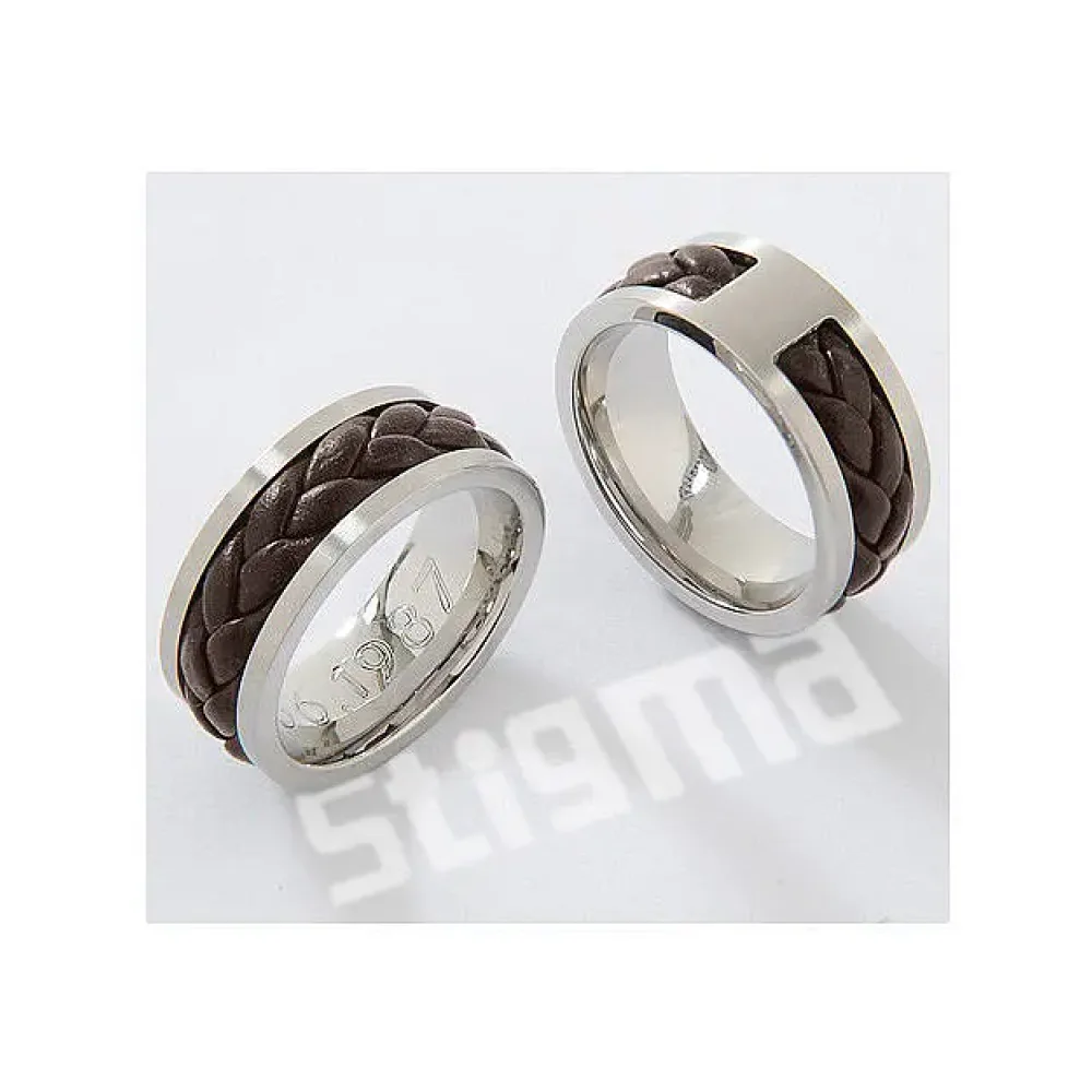 Hochfeiner Ring aus Edelstahl und echtem Leder