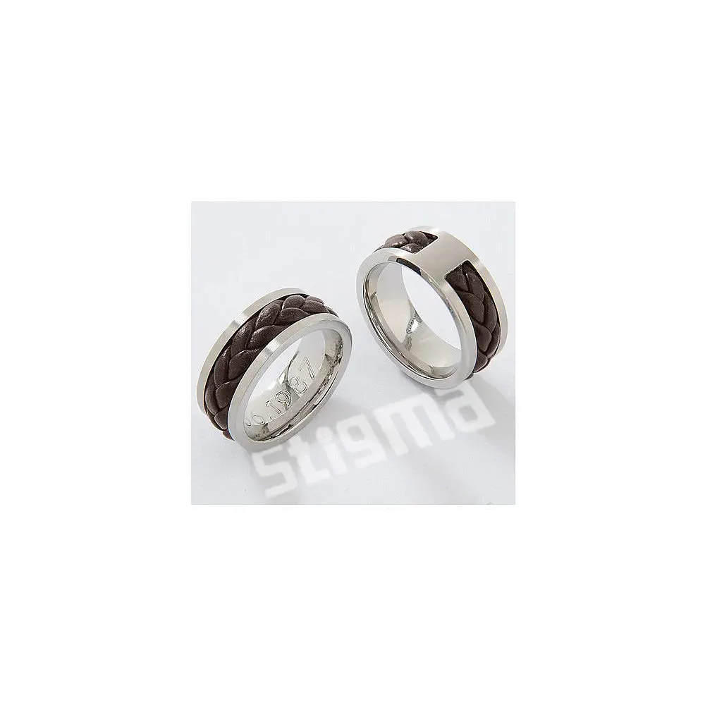 Hochfeiner Ring aus Edelstahl und echtem Leder