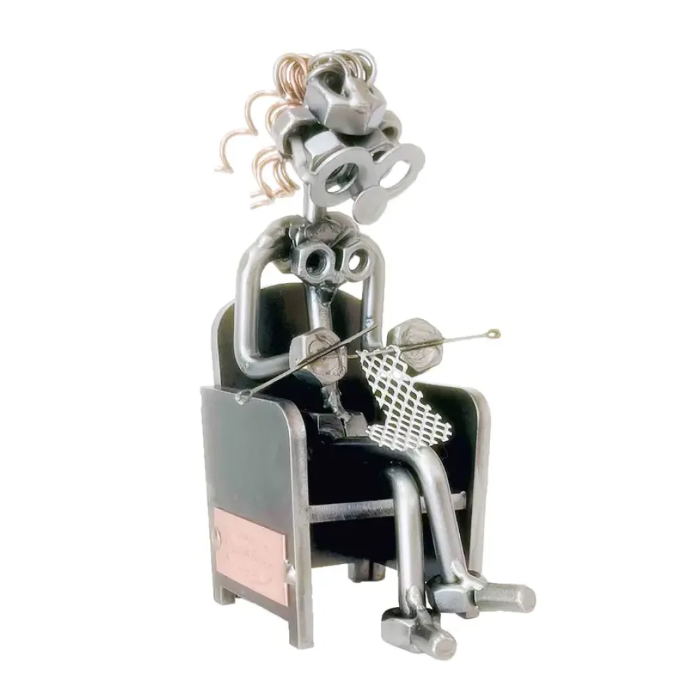 Schraubenmännchen Lady beim Stricken